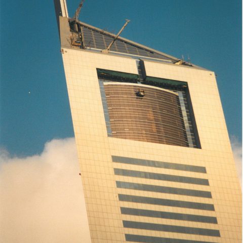Porte guillotine sur une tour à Dubaï à 270m du sol