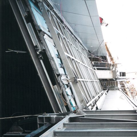 Porte guillotine sur une tour à Dubaï à 270m du sol