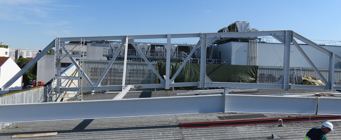 Supportage d’un équipement de 17T à travers le toit – Treillis portée 33m